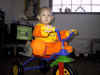 011225 Sofia p sin nya tre-hjuling som hon fick i julklapp. (27049 byte)
