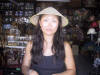 020125 Sanna provar en Vietnam-hatt i Thailand