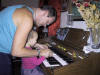 030321 Sofia spelar orgel