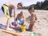 030808 Martin Markus o Sofia bygger sandslott p stranden vid Ns, Vnern